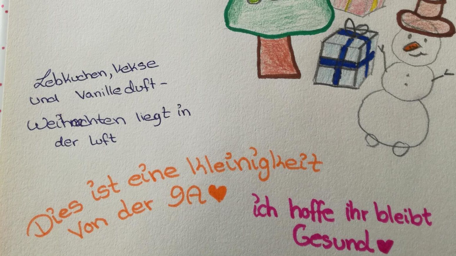 Spendenaktion der Schülerinnen und Schüler der Klasse 9a der THG Köln Mülheim: Geschenkbox für die Tafel.